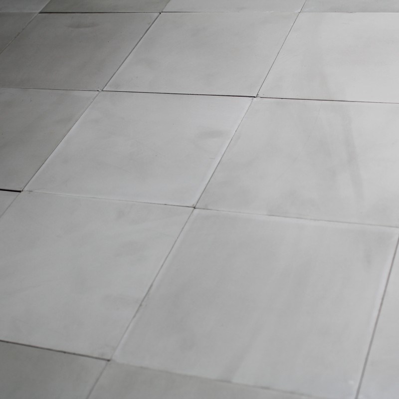 Carrelage gris traces