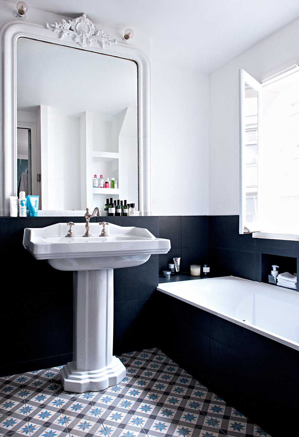 Salle de bain carrelage metro noir et blanc