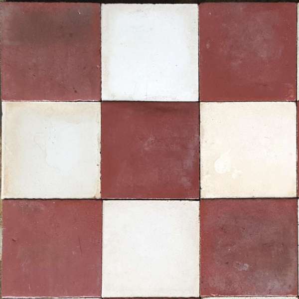 Carrelage ancien damier noir et blanc