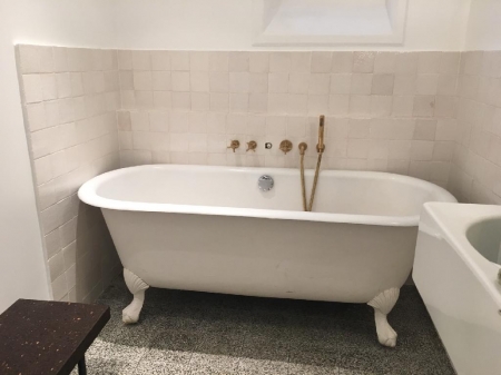 Carrelage blanc irregulier