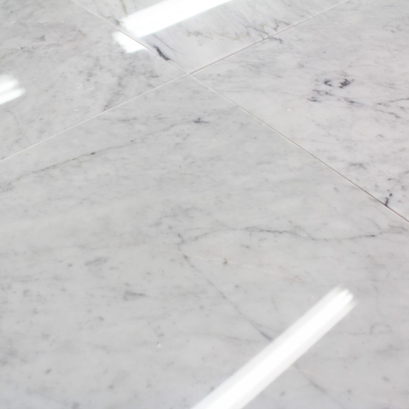Carrelage blanc reflet gris