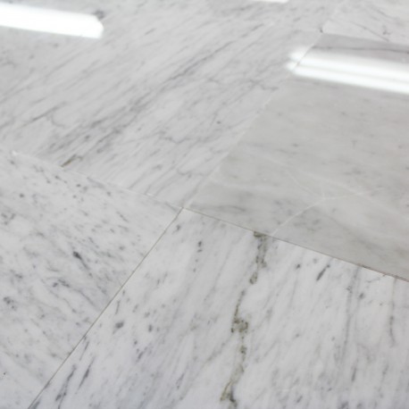 Carrelage blanc moucheté
