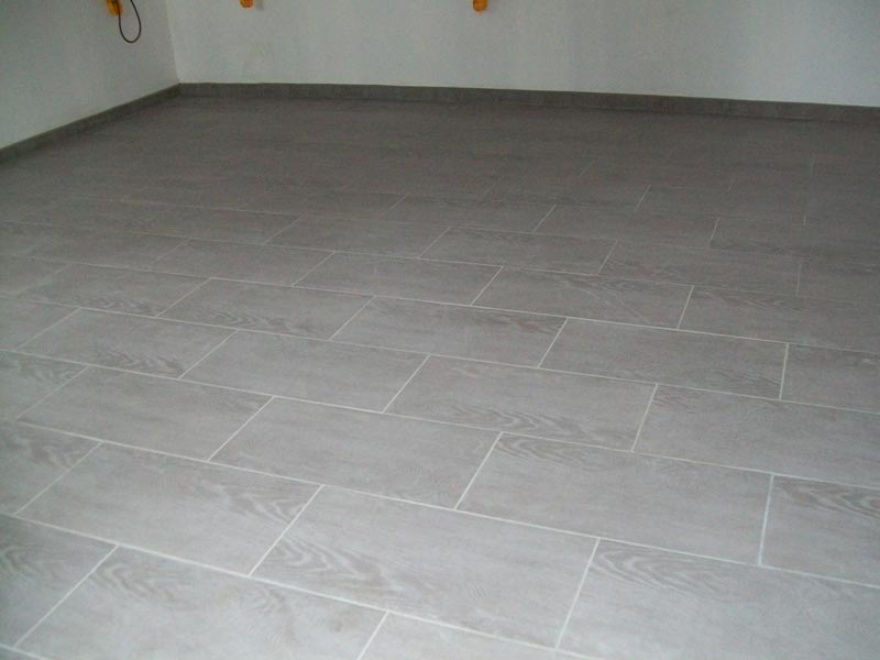 Carrelage gris en quinconce