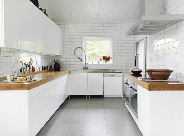 Carrelage avec une cuisine blanche