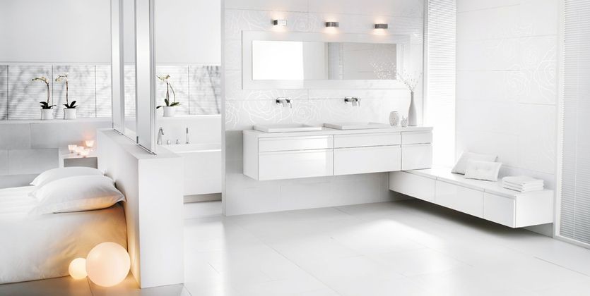 Grand carrelage blanc salle de bain