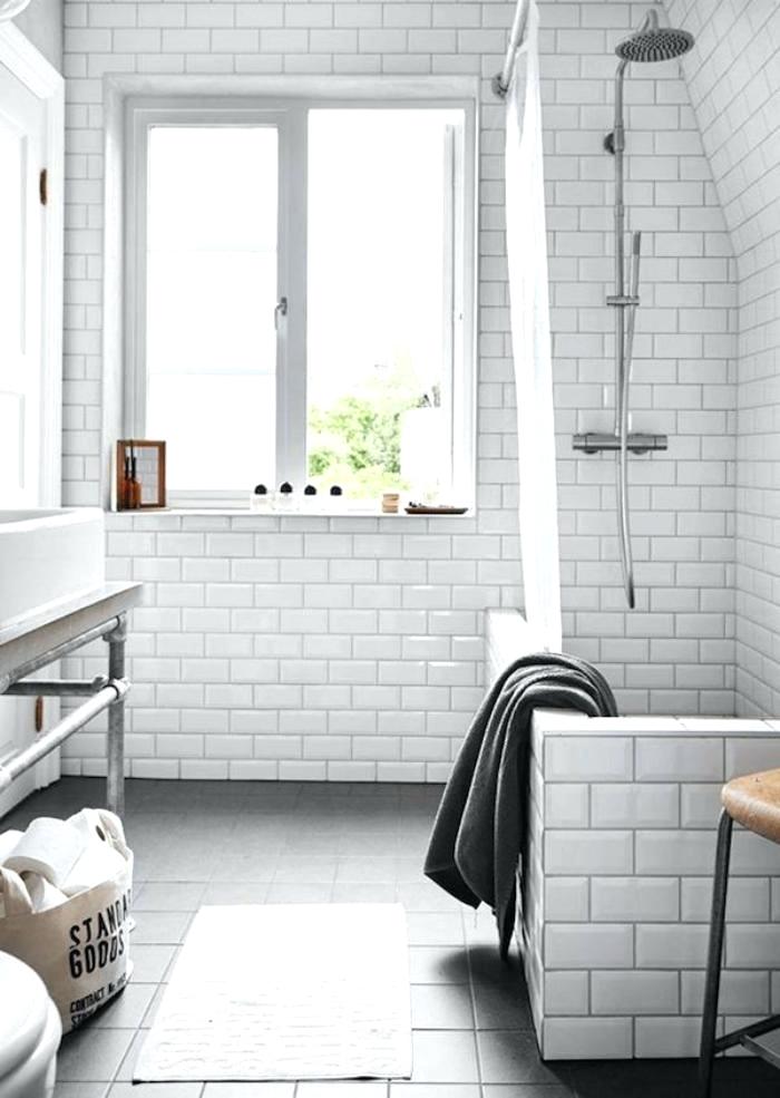 Carrelage blanc dans la douche
