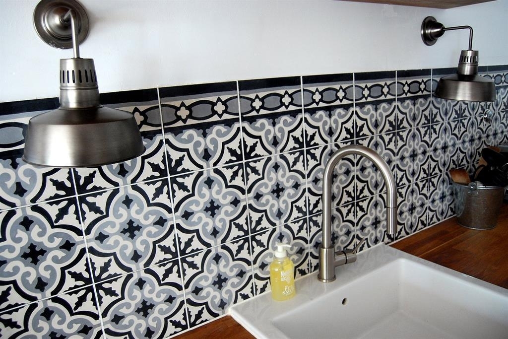 Carrelage mural cuisine avec motifs