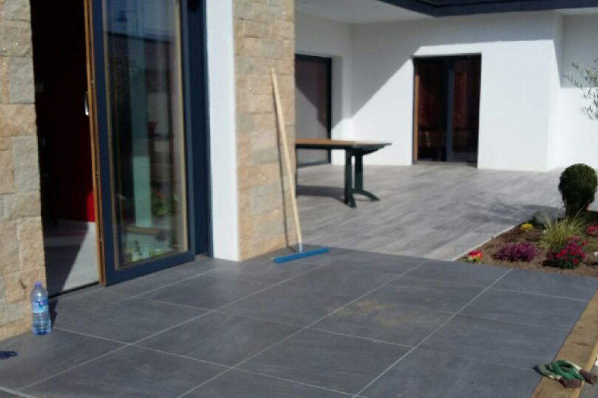 Carrelage gris anthracite terrasse