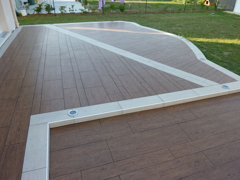 Carrelage exterieur imitation bois marron