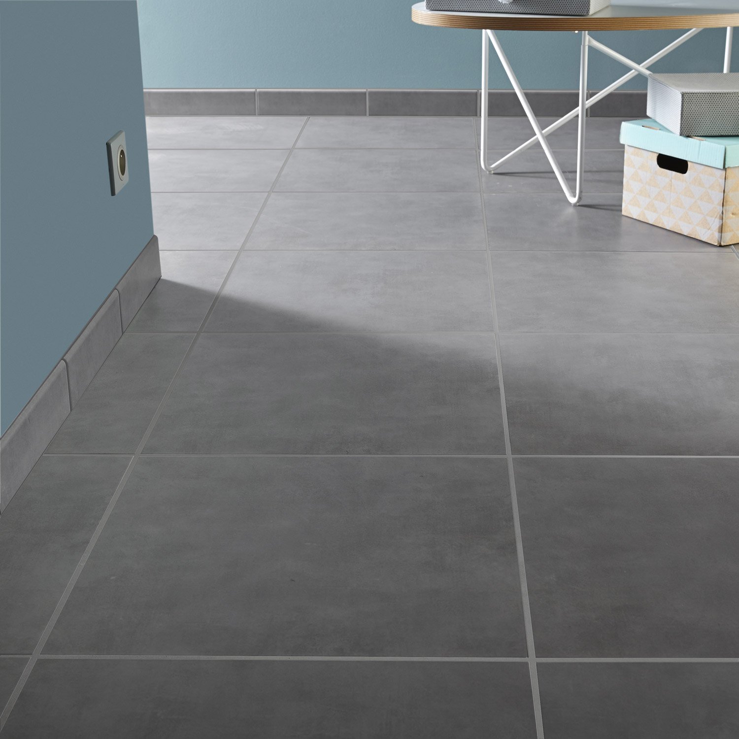 Carrelage interieur gris brillant