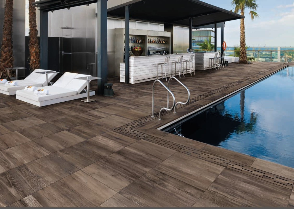 Carrelage imitation bois pour terrasse piscine