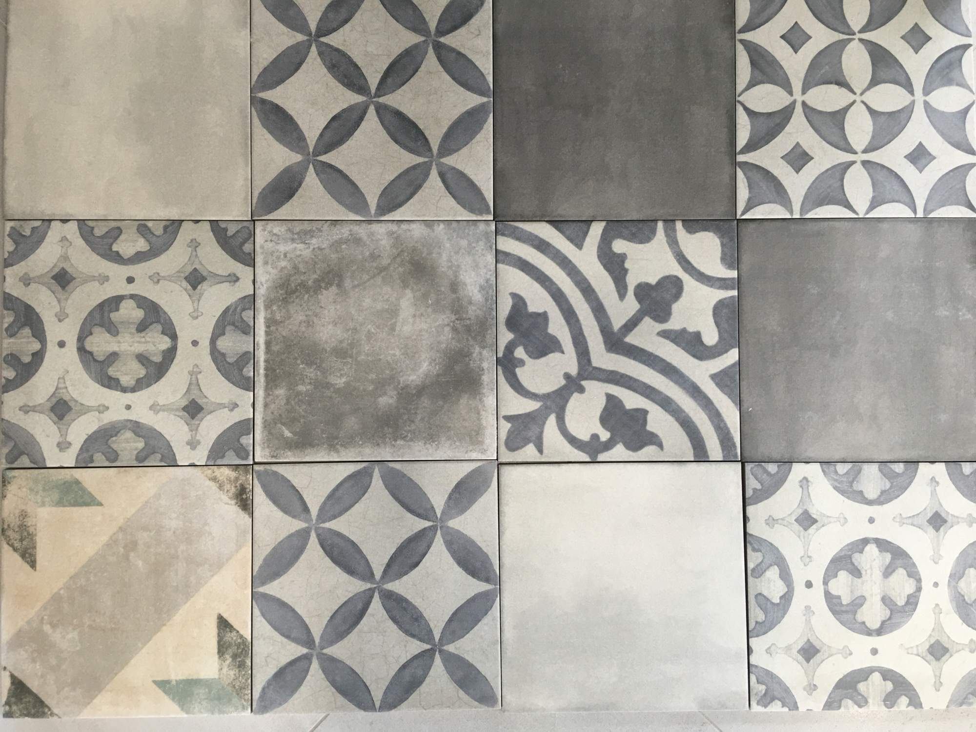 Carrelage imitation carreaux de ciment gris