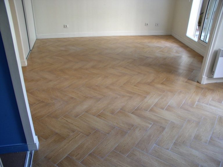 Carrelage imitation parquet dans une chambre