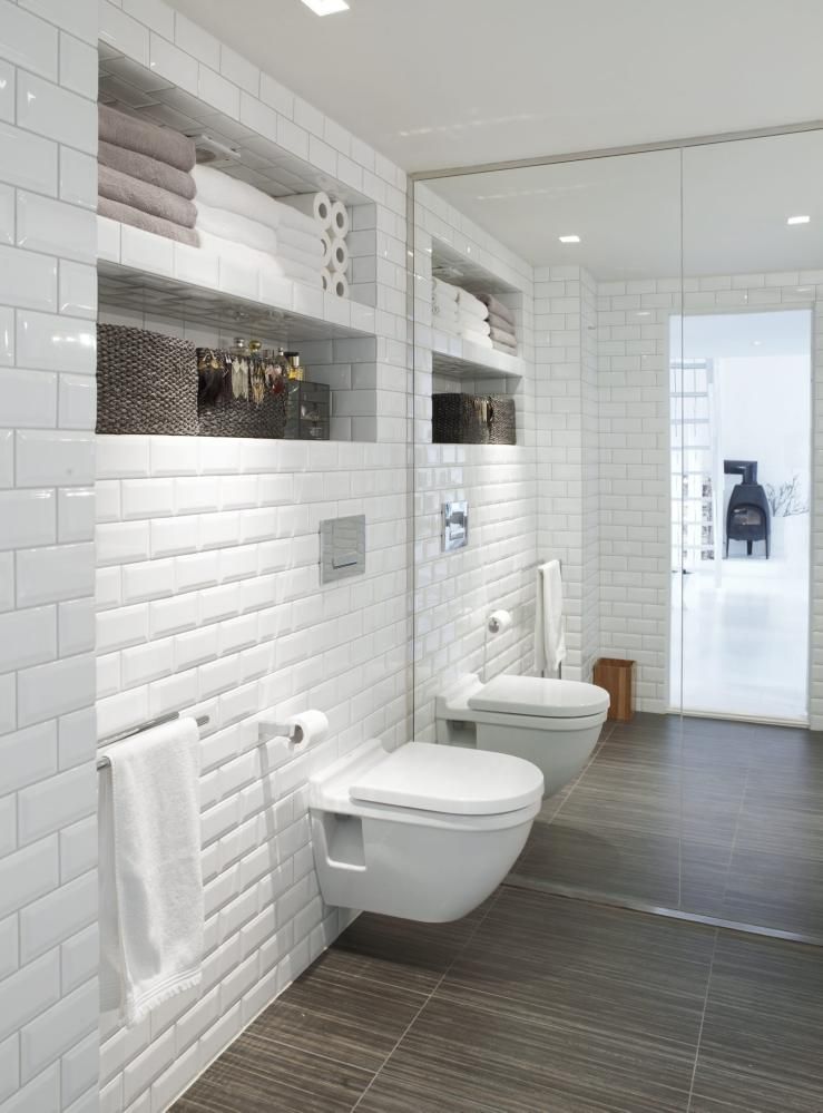 Salle de bain en carrelage blanc
