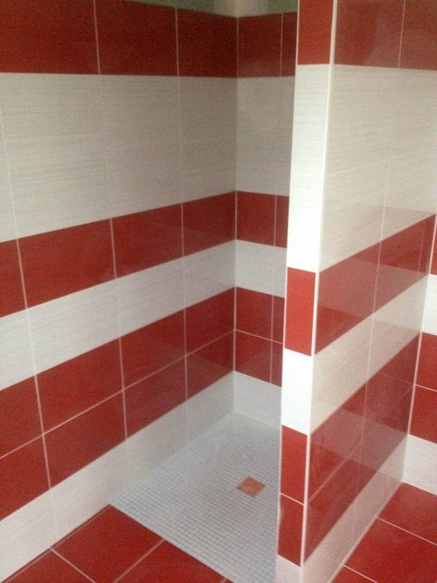 Carrelage mural cuisine rouge et blanc