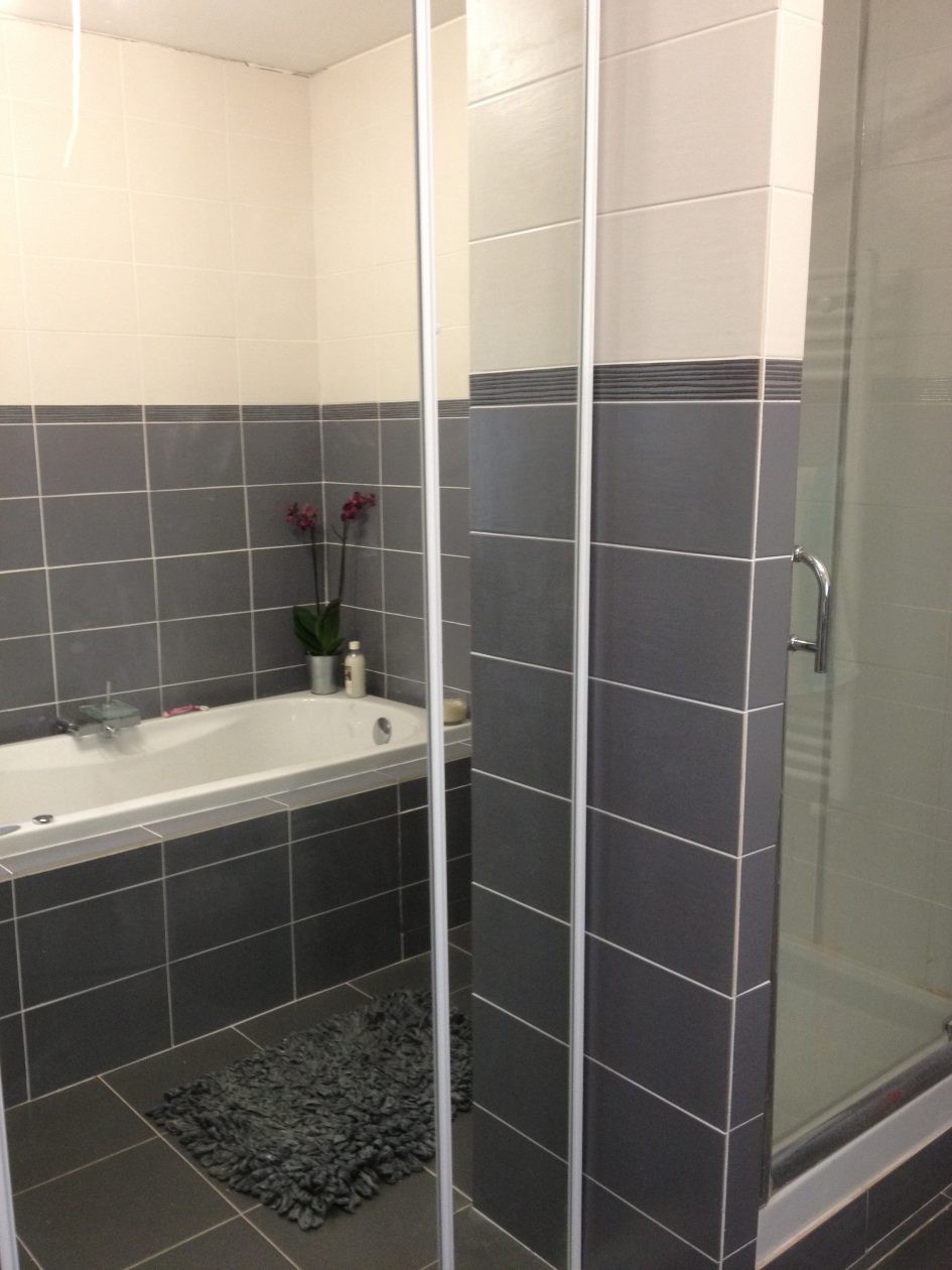 Carrelage gris brillant salle de bain