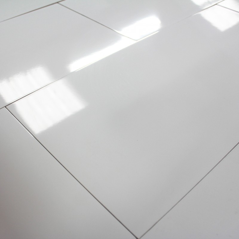 Carrelage blanc brillant