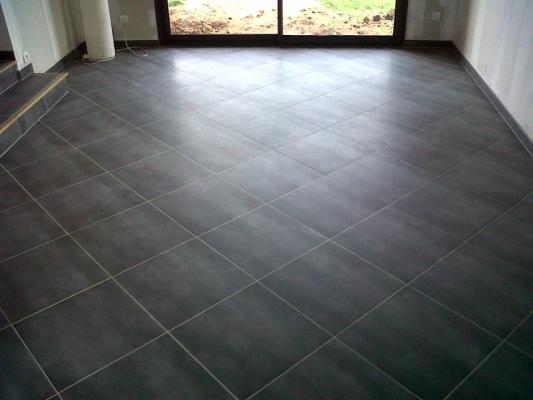 Carrelage damier gris et blanc