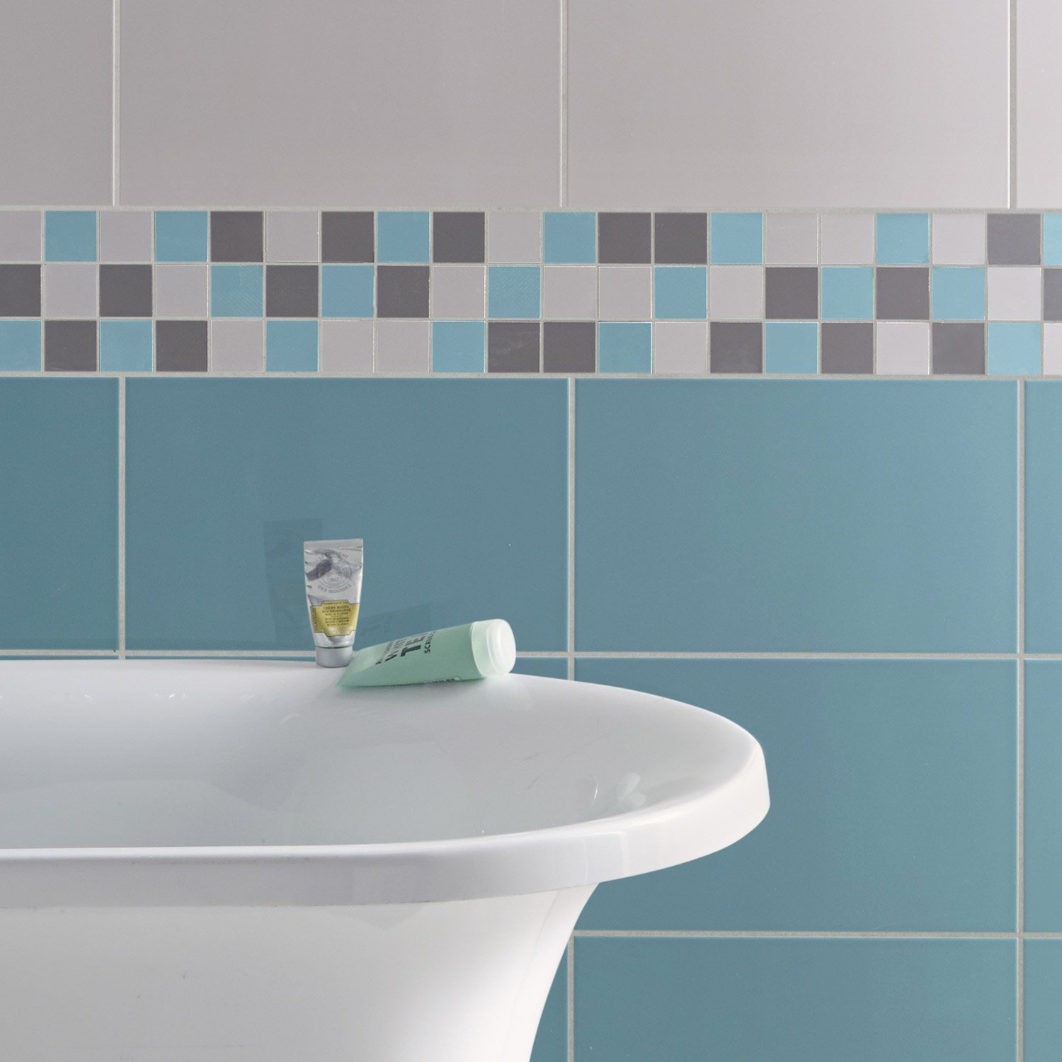 Carrelage blanc et bleu salle de bain