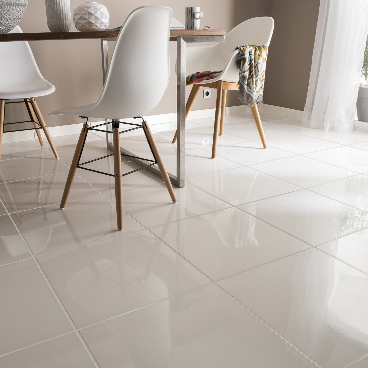 Carrelage blanc au sol