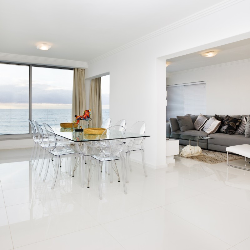 Carrelage blanc vernis