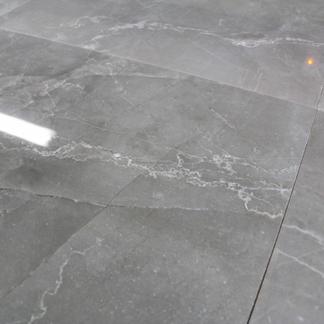 Carrelage gris tres brillant