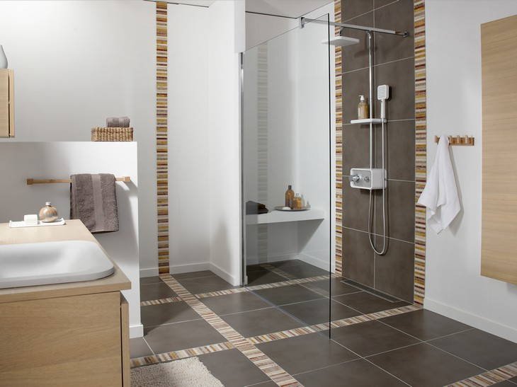 Carrelage salle de bain frise verticale