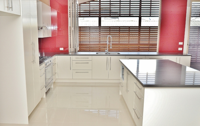 Carrelage beige avec cuisine blanche