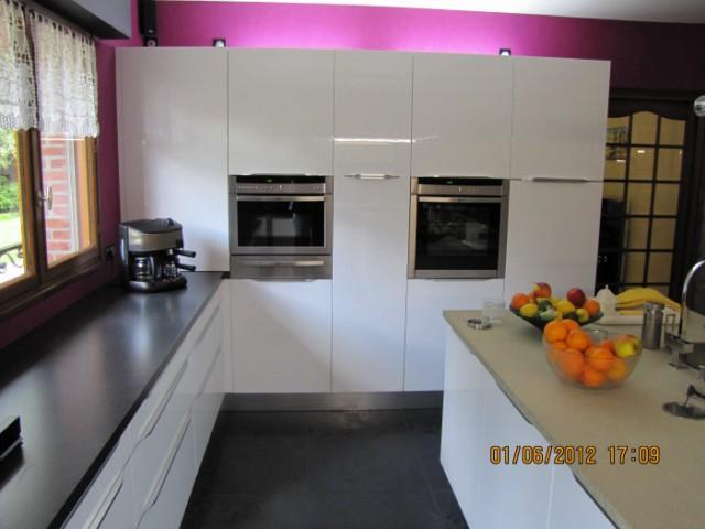 Cuisine blanc laqué plan de travail noir