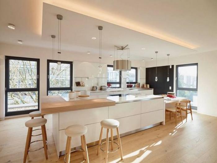 Cuisine blanche et plan de travail bois clair