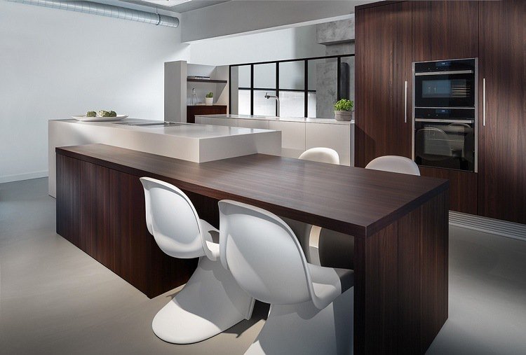 Table de cuisine en bois foncé