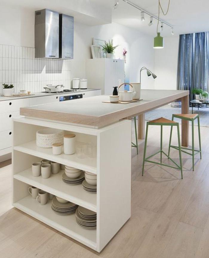 Cuisine bois clair et plan de travail blanc