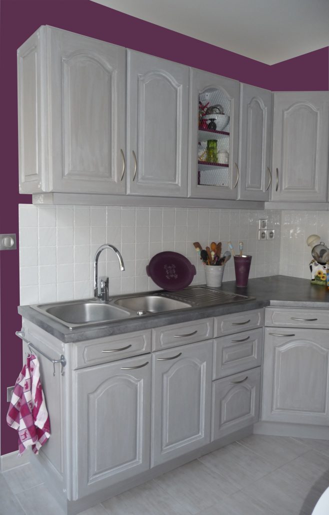 Photo cuisine blanche mur aubergine