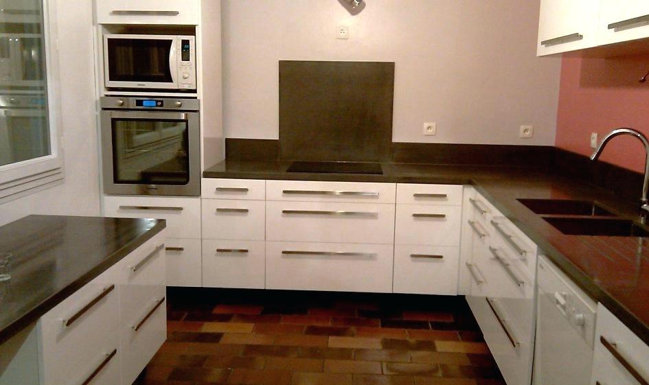 Cuisine blanc et plan de travail marron