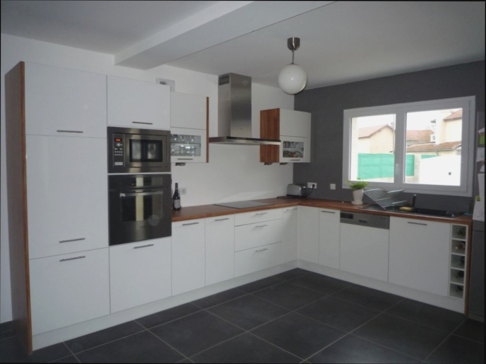 Carrelage gris et cuisine blanche