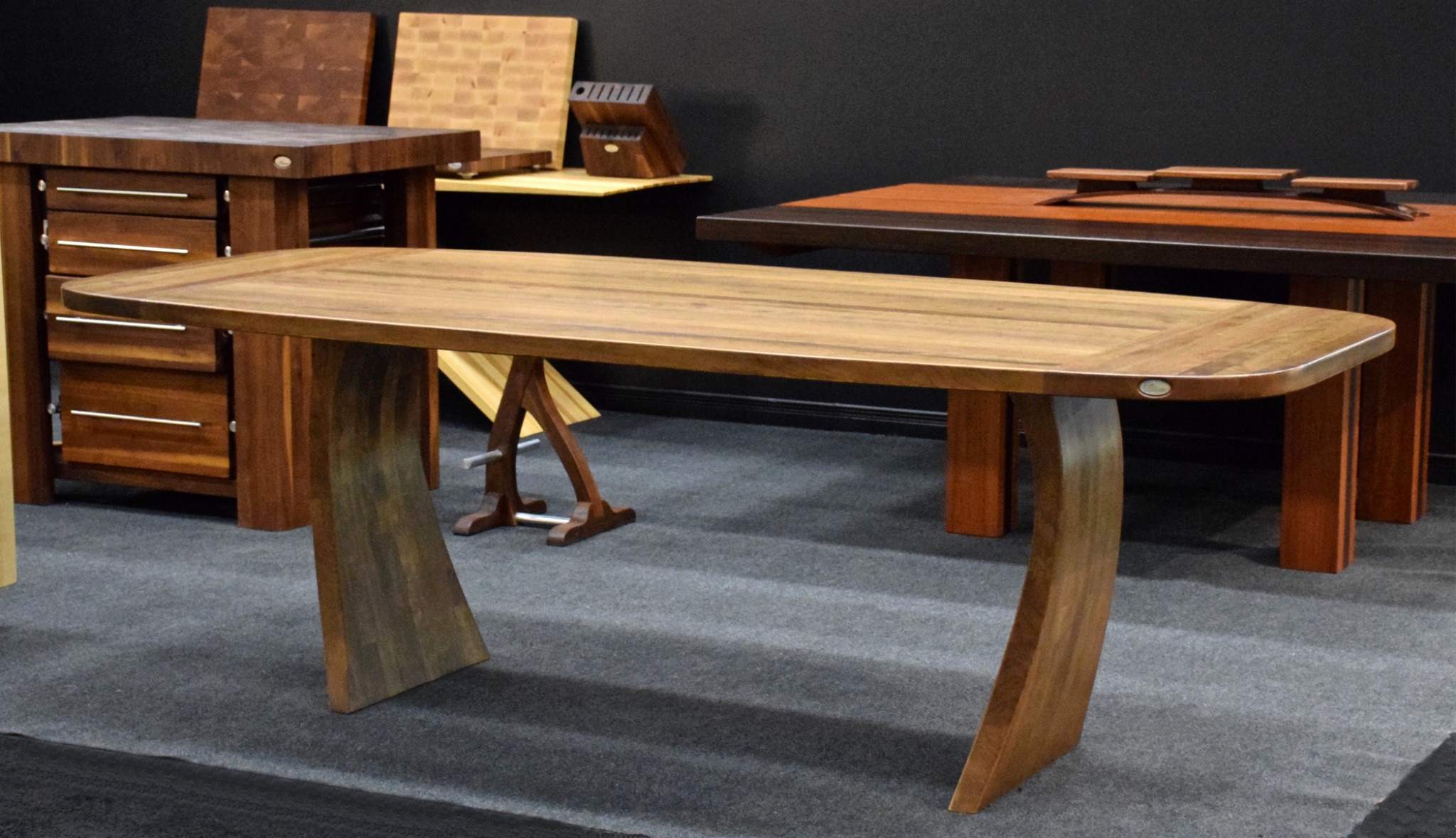 Table de cuisine en bois et carrelage