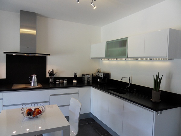 Cuisine meuble blanc plan de travail gris