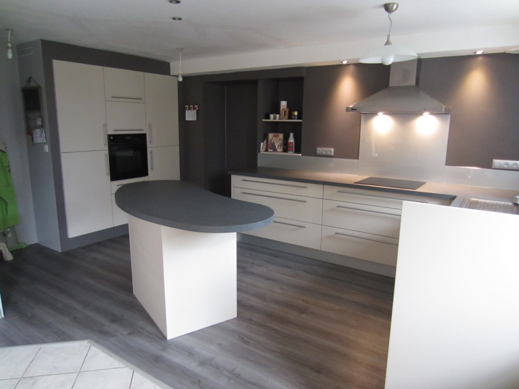 Cuisine blanc avec plan de travail gris