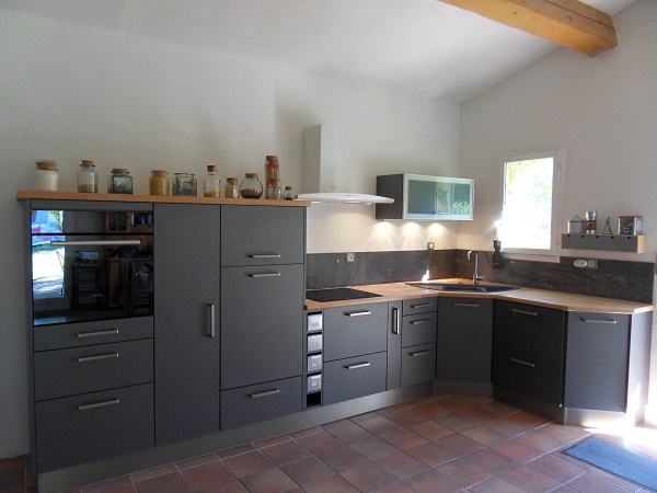Cuisine blanche plan de travail bois clair