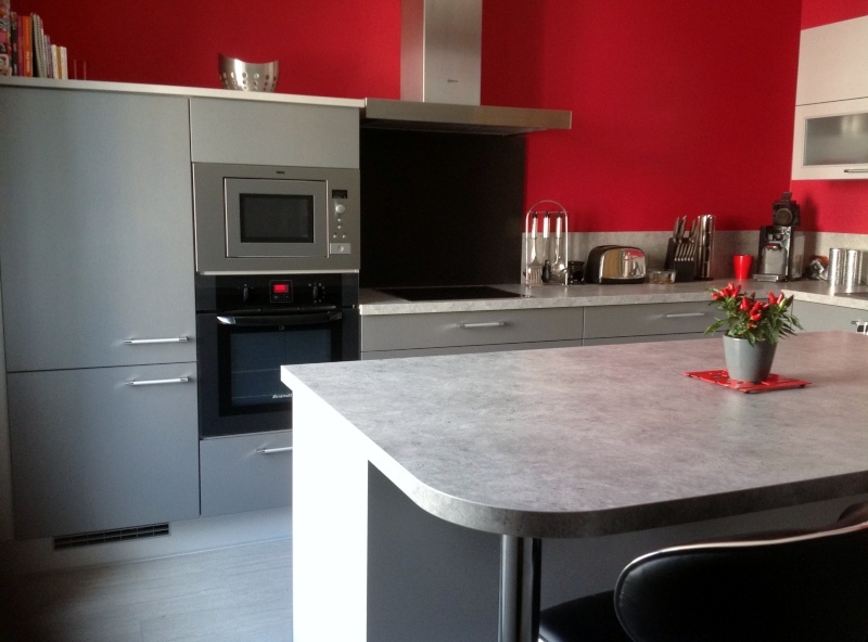 Photo cuisine grise et rouge