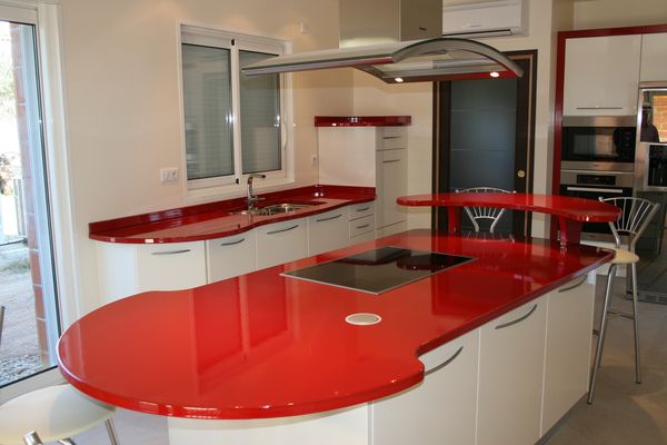 Cuisine blanc plan de travail rouge