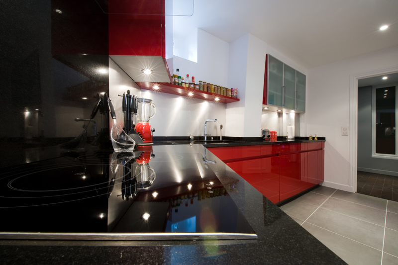 Plan de travail avec cuisine rouge