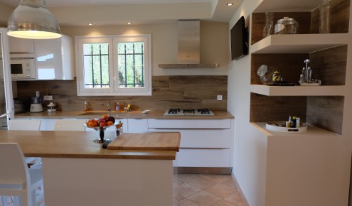 Crédence cuisine avec plan de travail en bois