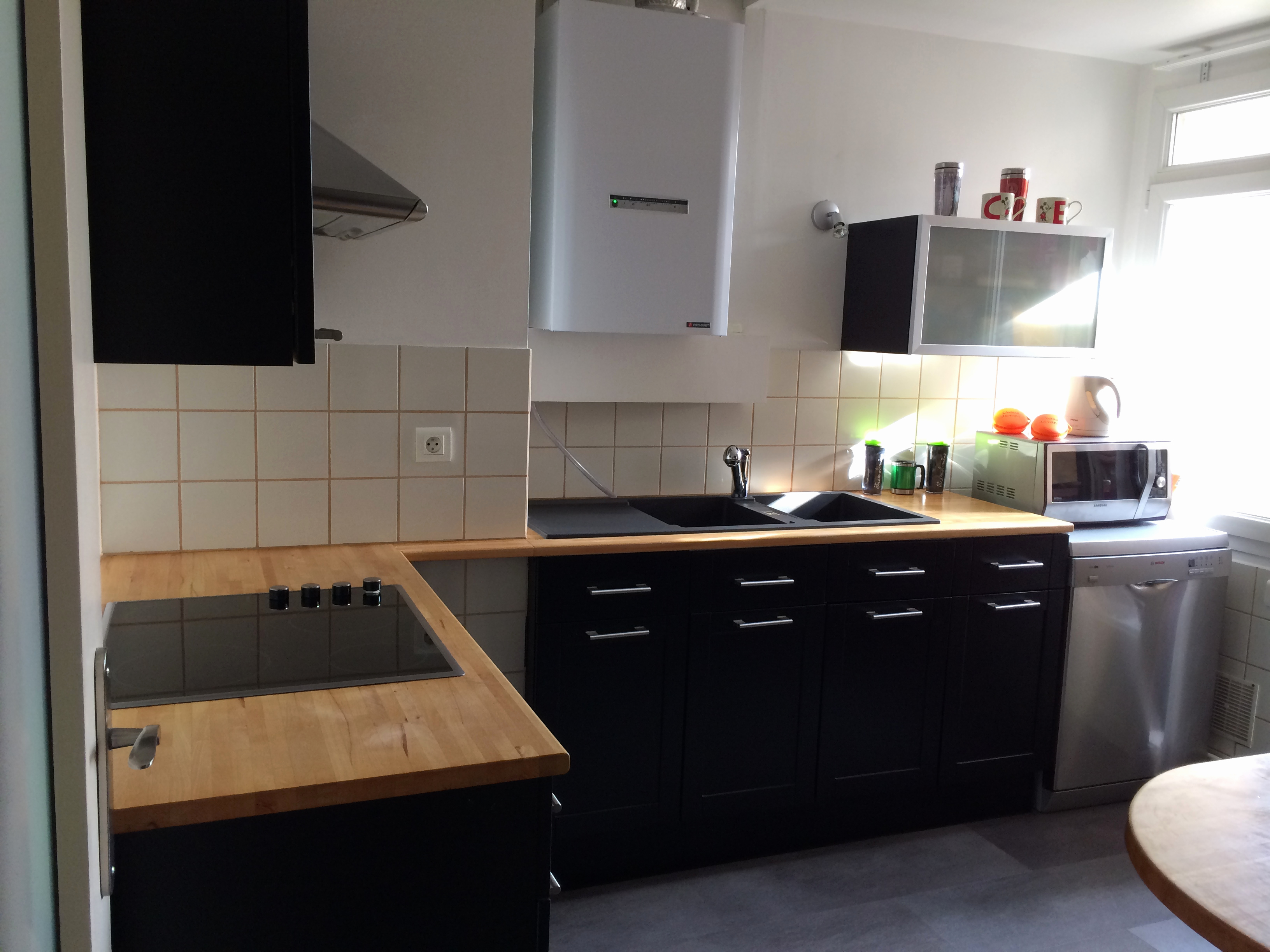 Cuisine noir avec plan de travail en bois