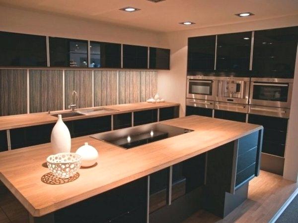 Cuisine en bois et plan de travail noir