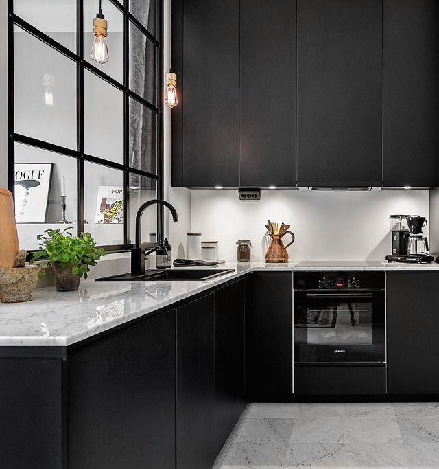 Cuisine noire plan de travail blanc