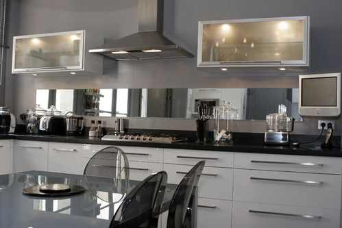Photo de cuisine blanche et noire