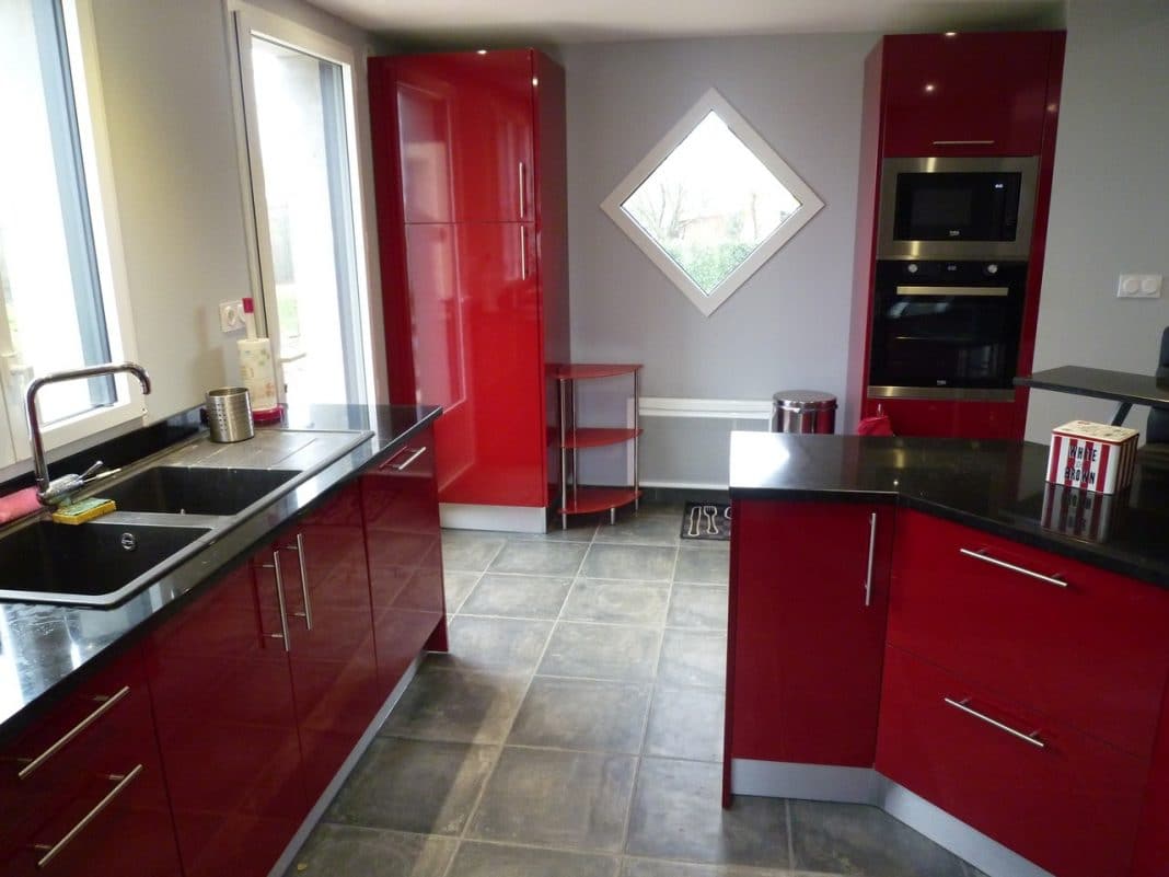 Cuisine rouge et plan de travail gris