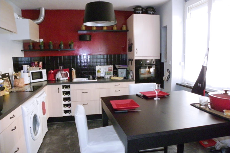 Photo cuisine noire et rouge