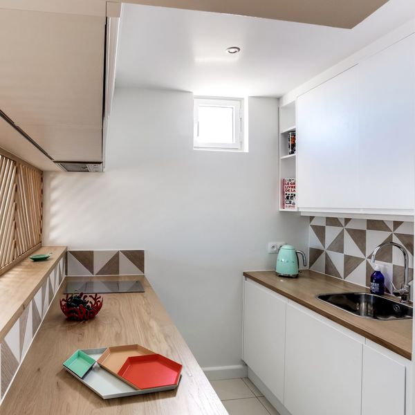 Cuisine blanche et plan de travail en bois